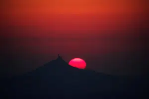 Západ slunce za hradem Hazmburk během jarní rovnodennosti, rituální čas slovanského pohanského koloběhu.