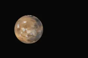 Celkový záběr rudé planety Mars na černém vesmírném pozadí, autentická fotografie pořízená sondou NASA.
